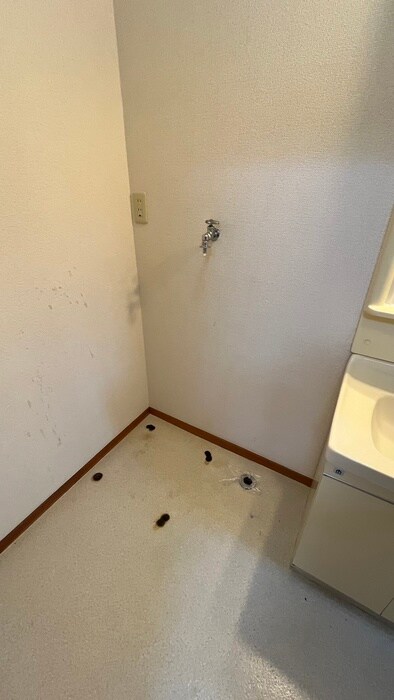 物件内観写真16　(洗濯機置場)