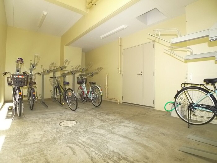 物件外観写真4　(駐輪場)