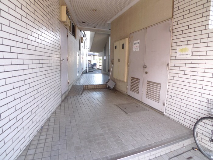 物件外観写真6　(エントランス部分)