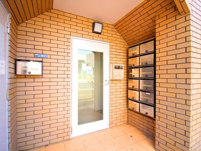 物件外観写真2　(エントランス部分)