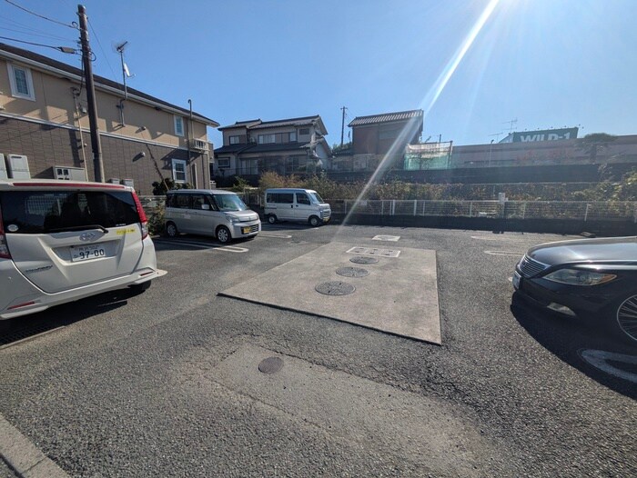 物件外観写真4　(駐車場)