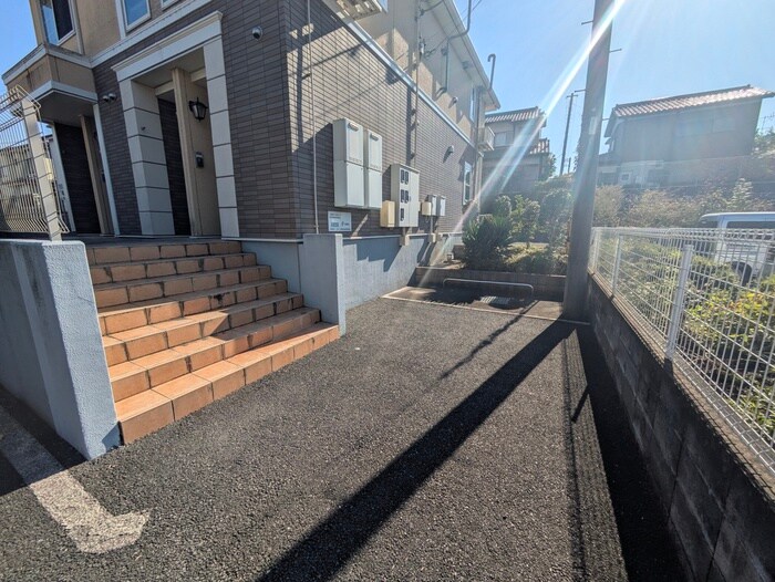 物件外観写真6　(エントランス部分)