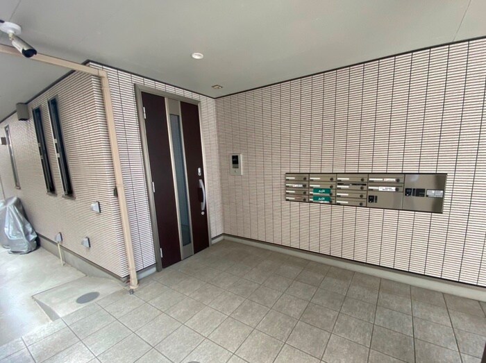 物件外観写真3　(エントランス部分)