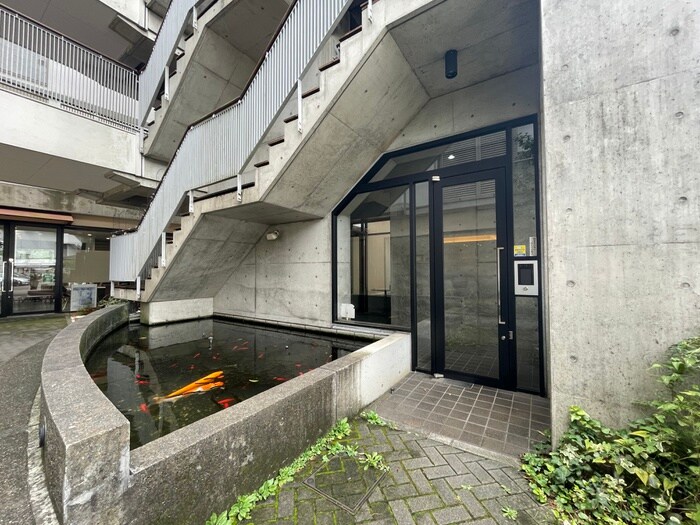 物件外観写真4　(エントランス部分)