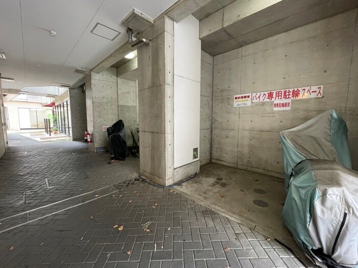 物件外観写真5　(バイク置き場)