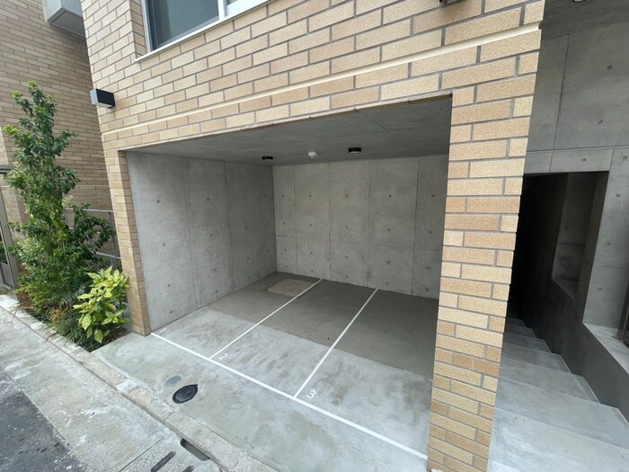 物件外観写真4　(バイク置き場)