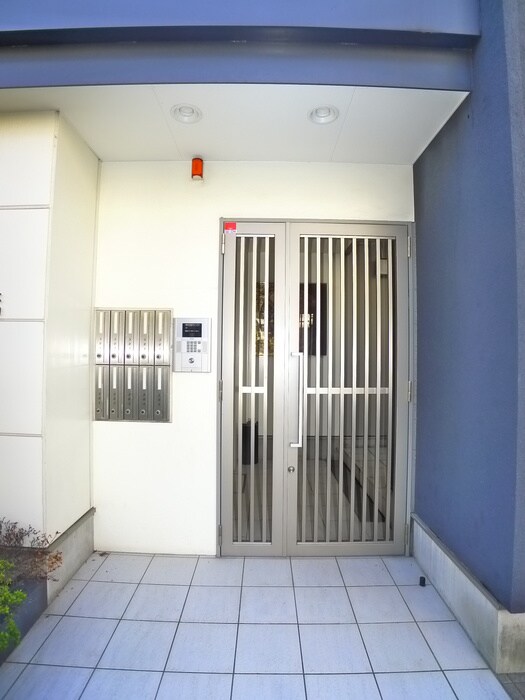 物件外観写真4　(エントランス部分)