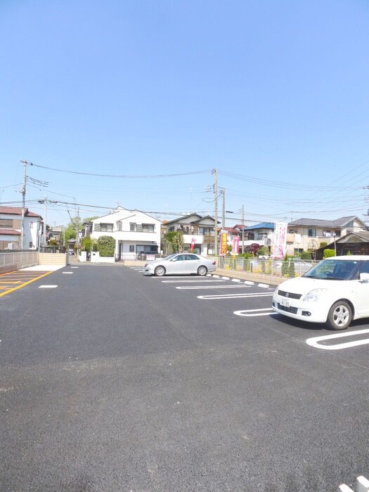 物件外観写真3　(駐車場)