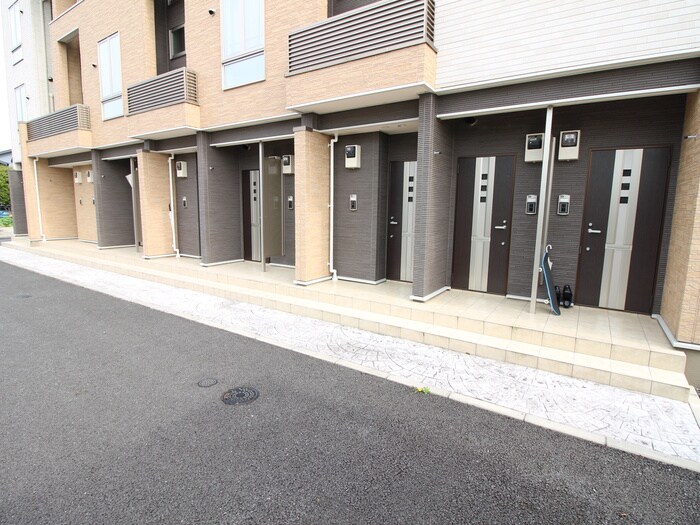 物件外観写真3　(エントランス部分)
