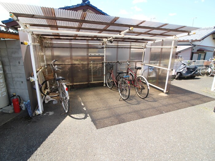 物件外観写真4　(駐輪場)