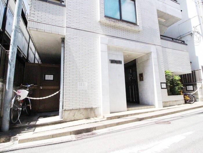 物件外観写真2　(エントランス部分)