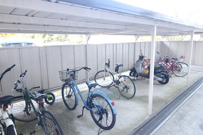物件外観写真4　(駐輪場)