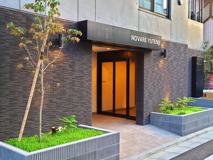 物件外観写真6　(エントランス部分)