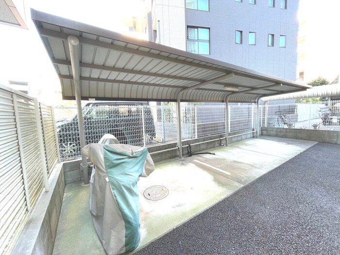 物件外観写真4　(バイク置き場)