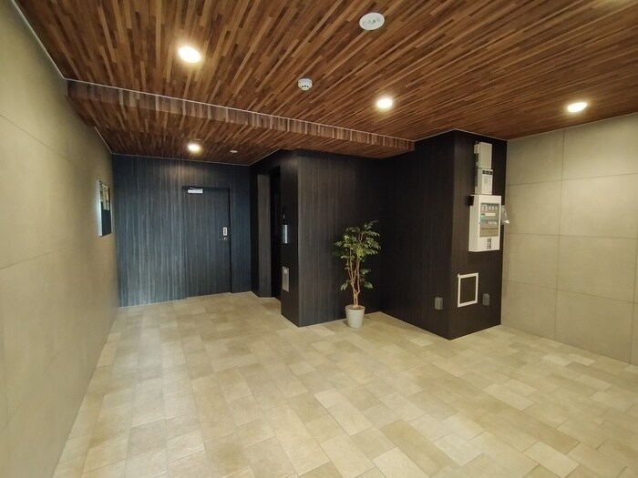 物件外観写真2　(エントランス部分)