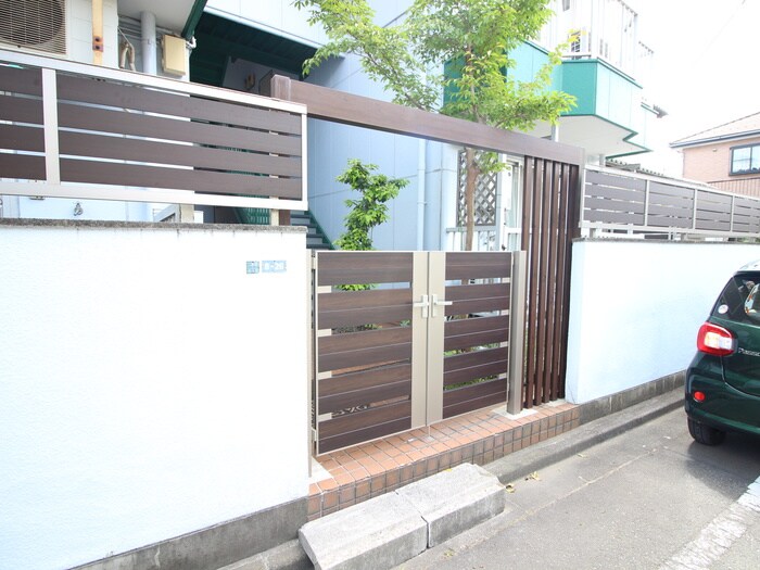 物件外観写真3　(エントランス部分)