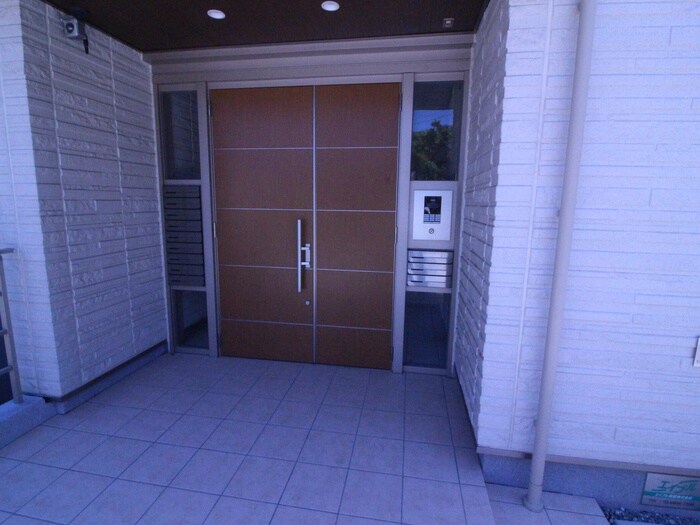 物件外観写真4　(エントランス部分)