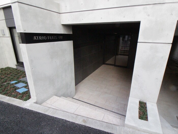 物件外観写真2　(エントランス部分)