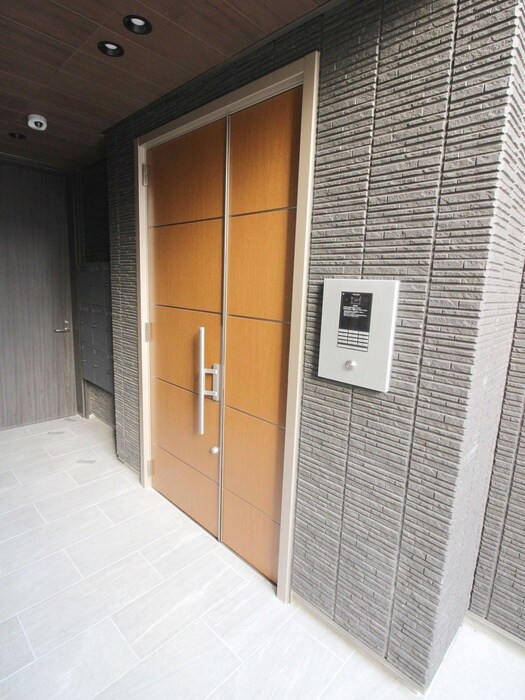物件外観写真3　(エントランス部分)