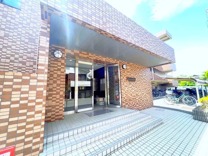 物件外観写真3　(エントランス部分)