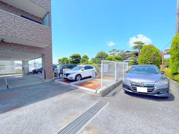物件外観写真5　(駐車場)