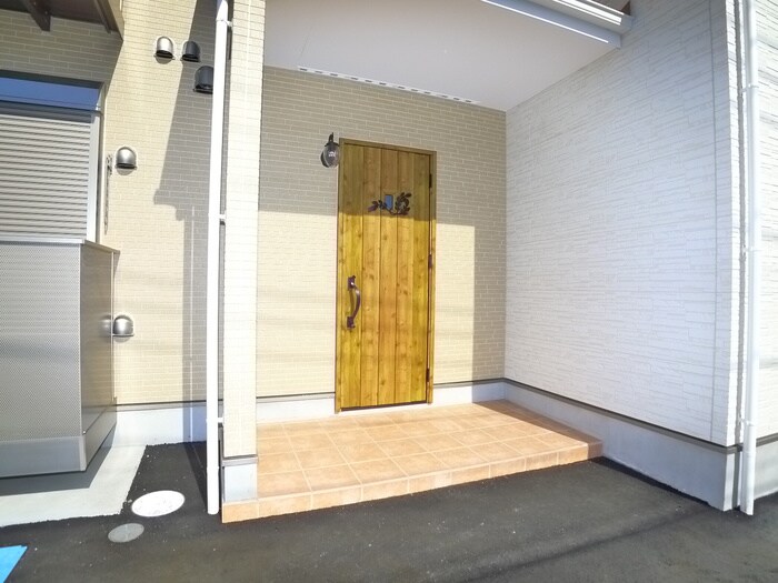 物件外観写真2　(エントランス部分)