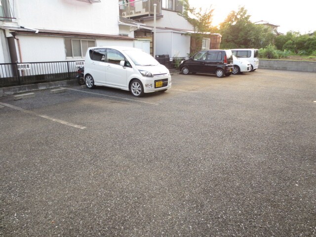 物件外観写真3　(駐車場)