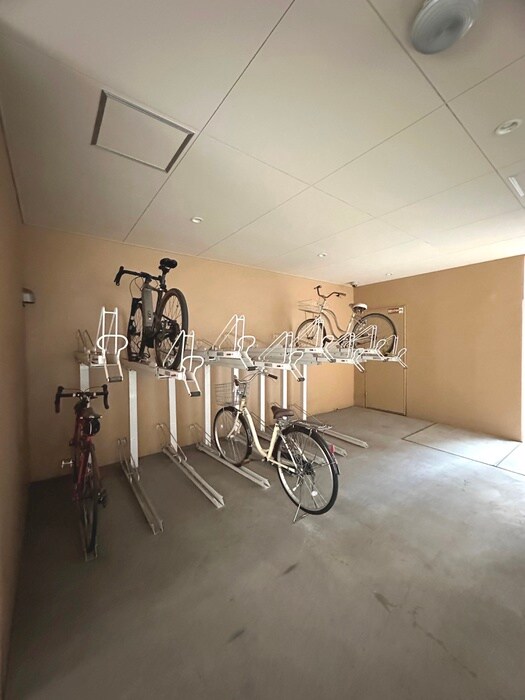 物件外観写真4　(駐輪場)