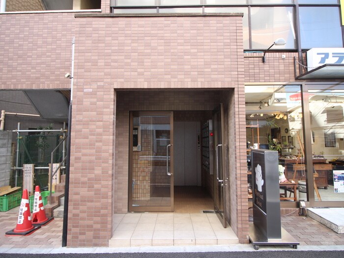 物件外観写真2　(エントランス部分)