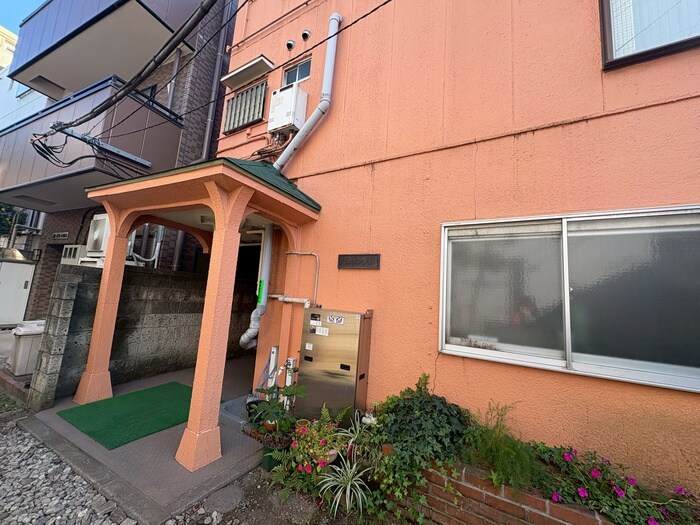 物件外観写真2　(エントランス部分)