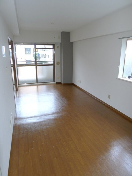 物件内観写真5　(室内からの展望)