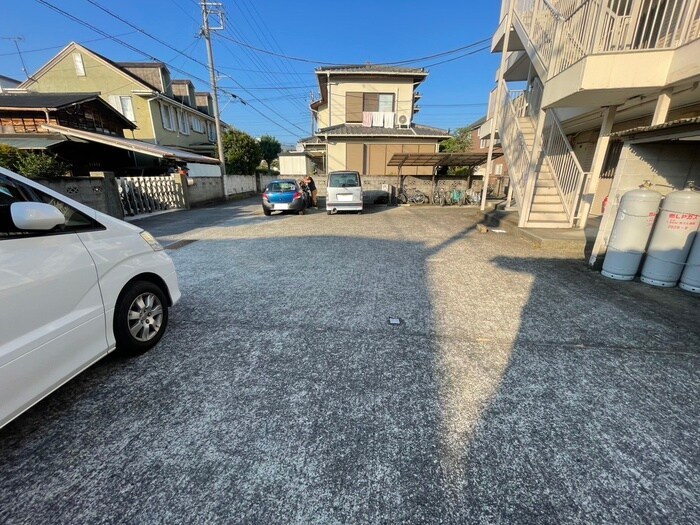 物件外観写真6　(駐車場)