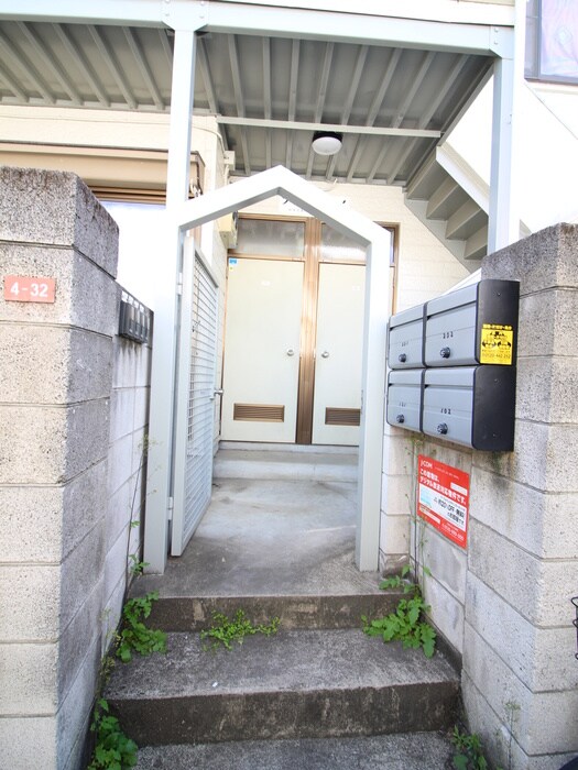物件外観写真3　(エントランス部分)
