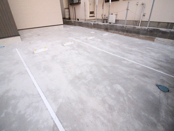 物件外観写真6　(駐車場)