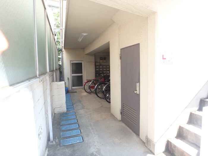 物件外観写真2　(エントランス部分)