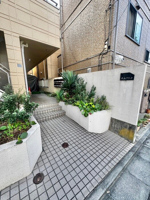 物件外観写真6　(エントランス部分)