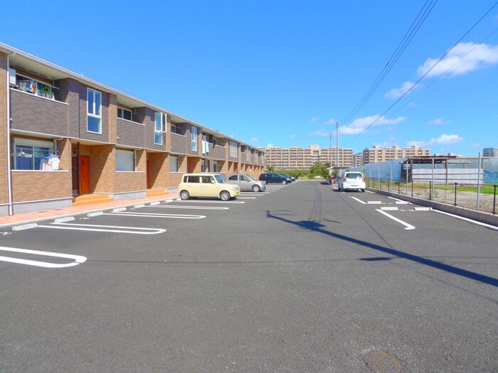 物件外観写真3　(駐車場)