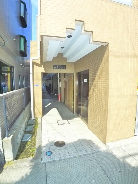 物件外観写真2　(エントランス部分)