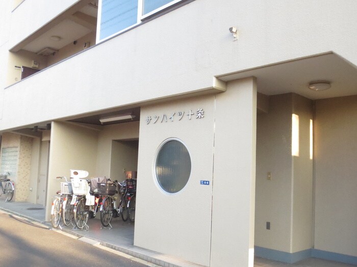 物件外観写真3　(エントランス部分)