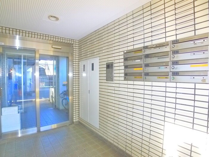 物件外観写真6　(エントランス部分)