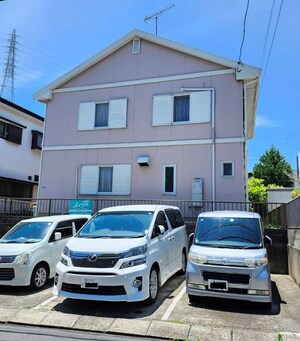 グレージュハウス（左）外観写真