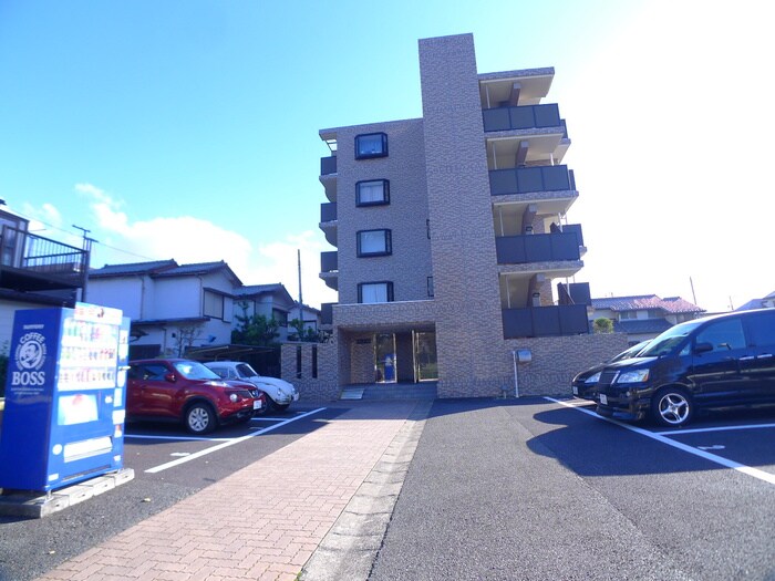 物件外観写真3　(駐車場)