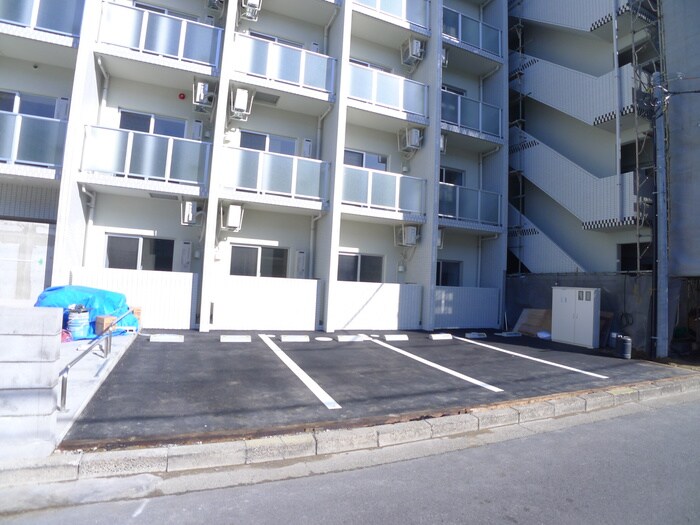 物件外観写真3　(駐車場)