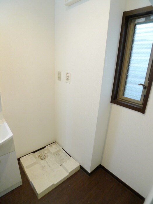 物件内観写真12　(洗濯機置場)