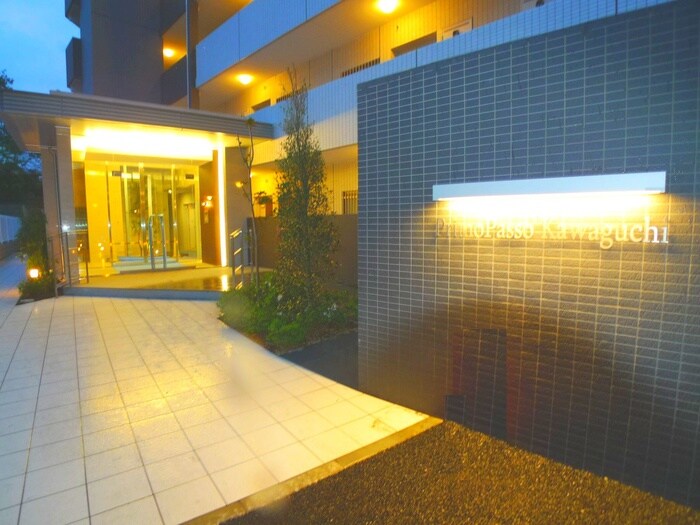 物件外観写真2　(エントランス部分)