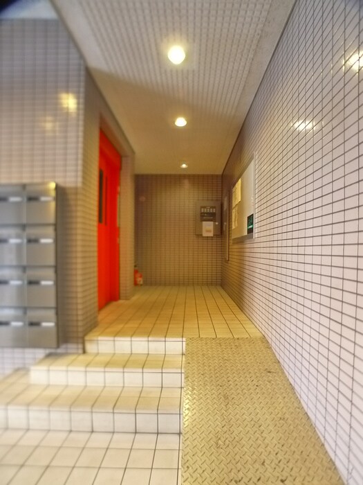 物件外観写真3　(エントランス部分)