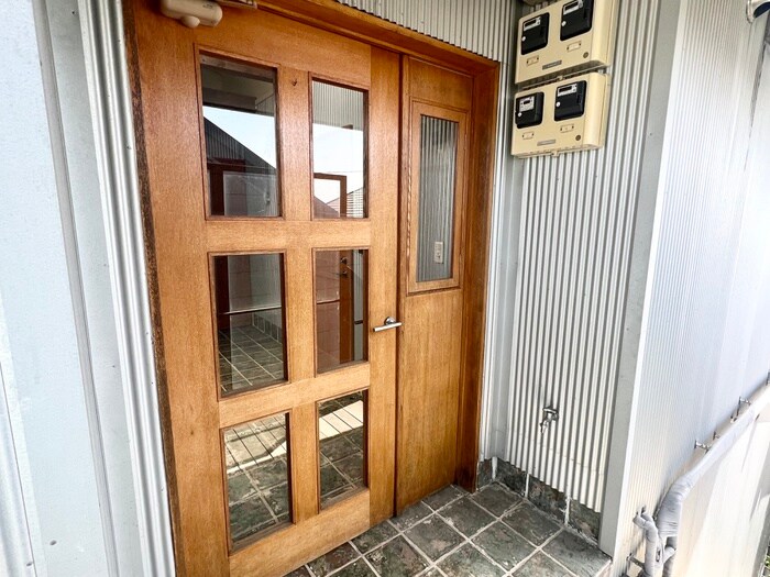 物件外観写真2　(エントランス部分)