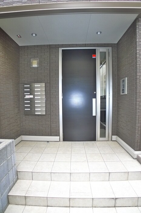 物件外観写真3　(エントランス部分)