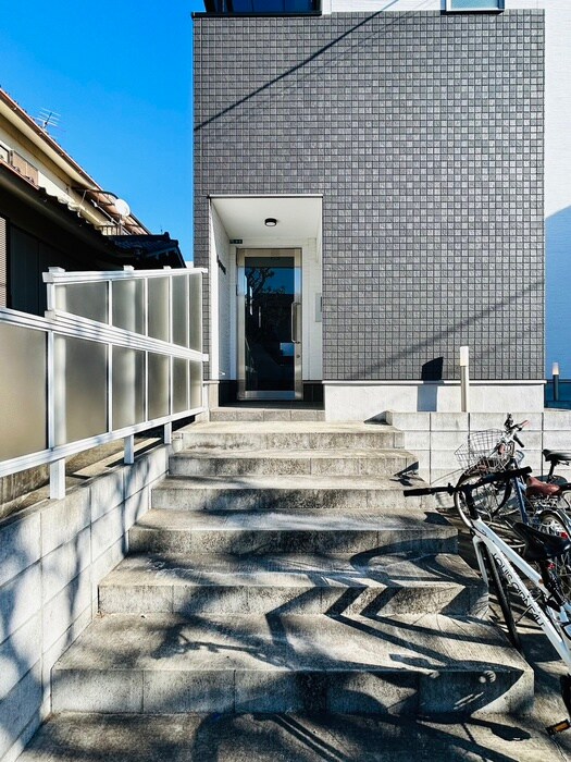 物件外観写真5　(エントランス部分)