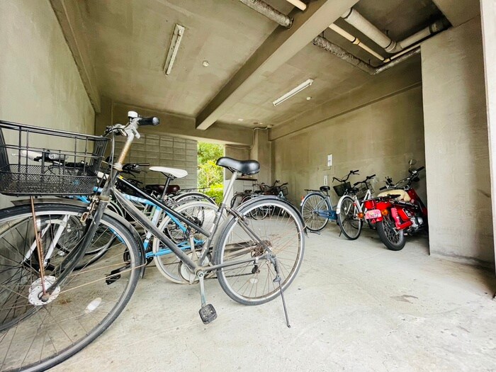 物件外観写真4　(駐輪場)